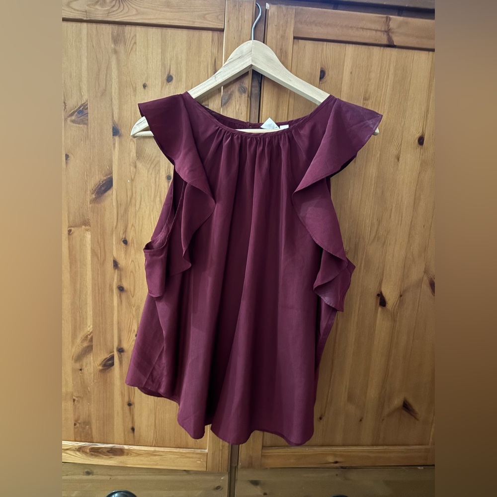 NWT. GAP flutter sleeve blouse.
